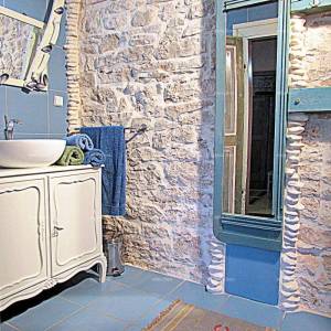 Dvojna , kamena, renovirana kuća sa bazenom , stara 300 godina.