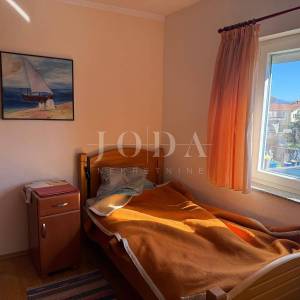 Dvojna kuća s poslovnim prostorom i garažom