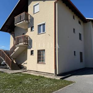 Dvojna kuća s poslovnim prostorom i garažom