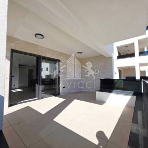 Dvosobni apartman s vrtom, novogradnja - Vir, Jadro