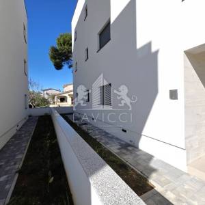 Dvosobni apartman s vrtom, novogradnja - Vir, Jadro