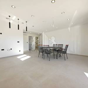 Dvosobni apartman s vrtom, novogradnja - Vir, Jadro