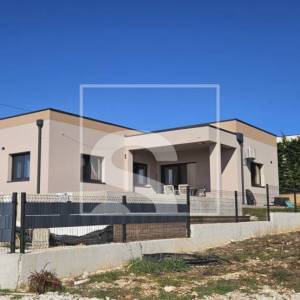 Ekskluzivna prizemnica s bazenom na vrhunskoj lokaciji