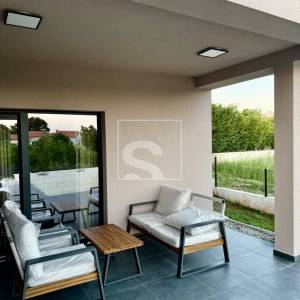 Ekskluzivna prizemnica s bazenom na vrhunskoj lokaciji