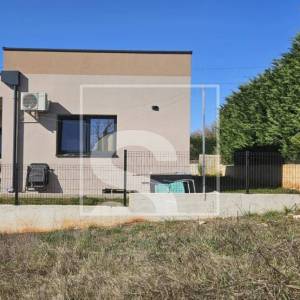 Ekskluzivna prizemnica s bazenom na vrhunskoj lokaciji