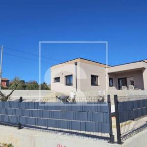 Ekskluzivna prizemnica s bazenom na vrhunskoj lokaciji