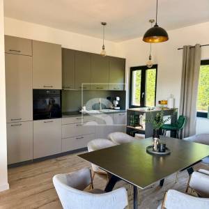 Ekskluzivna prizemnica s bazenom na vrhunskoj lokaciji