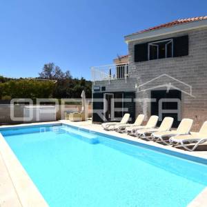 Elegantna kamena kuća s bazenom u Škripu na Braču