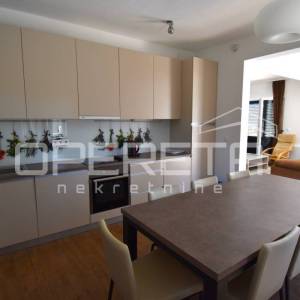 Elegantna kamena kuća s bazenom u Škripu na Braču