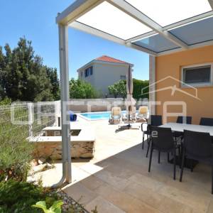 Elegantna kamena kuća s bazenom u Škripu na Braču