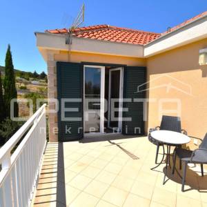 Elegantna kamena kuća s bazenom u Škripu na Braču