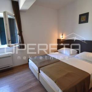 Elegantna kamena kuća s bazenom u Škripu na Braču