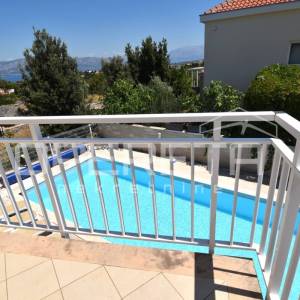 Elegantna kamena kuća s bazenom u Škripu na Braču