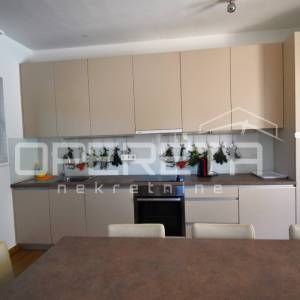 Elegantna kamena kuća s bazenom u Škripu na Braču