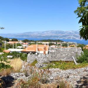 Elegantna kamena kuća s bazenom u Škripu na Braču