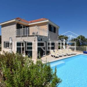 Elegantna kamena kuća s bazenom u Škripu na Braču