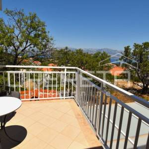 Elegantna kamena kuća s bazenom u Škripu na Braču