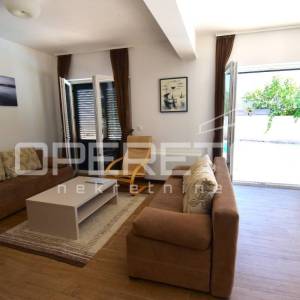 Elegantna kamena kuća s bazenom u Škripu na Braču