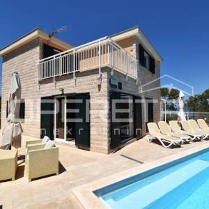 Elegantna kamena kuća s bazenom u Škripu na Braču