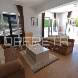 Elegantna kamena kuća s bazenom u Škripu na Braču