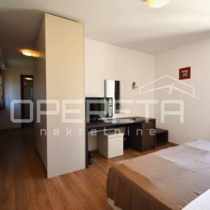 Elegantna kamena kuća s bazenom u Škripu na Braču