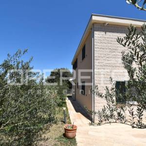 Elegantna kamena kuća s bazenom u Škripu na Braču