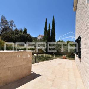 Elegantna kamena kuća s bazenom u Škripu na Braču