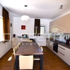 Elegantna kamena kuća s bazenom u Škripu na Braču