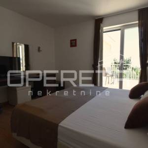 Elegantna kamena kuća s bazenom u Škripu na Braču