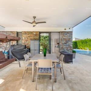 FAŽANA - Samostojeća vila premium klase, sa bazenom, liftom / 100 m od Aleje maslina.