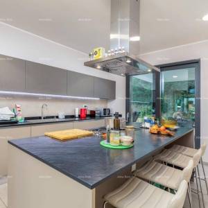 FAŽANA - Samostojeća vila premium klase, sa bazenom, liftom / 100 m od Aleje maslina.