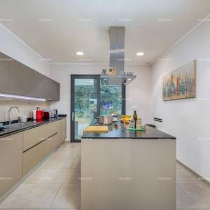 FAŽANA - Samostojeća vila premium klase, sa bazenom, liftom / 100 m od Aleje maslina.