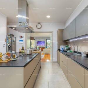 FAŽANA - Samostojeća vila premium klase, sa bazenom, liftom / 100 m od Aleje maslina.