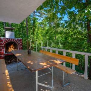 Fužine, Lič kuća u zelenoj oazi