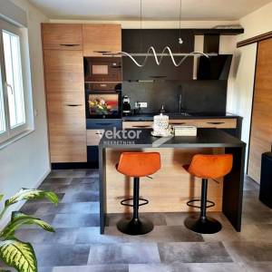 Gornja Vežica, uređen stan s balkonom, peterokatnica