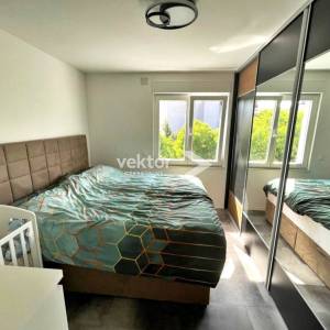 Gornja Vežica, uređen stan s balkonom, peterokatnica