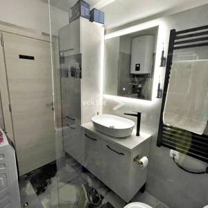 Gornja Vežica, uređen stan s balkonom, peterokatnica