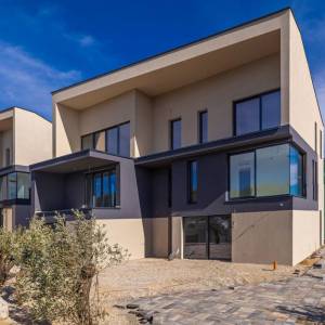 GRAD KRK - Dvoetažni apartman s okućnicom