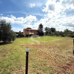 Građevinsko zemljište na mirnoj lokaciji - Loborika 