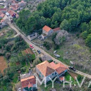 Građevinsko zemljište s kamenom kućicom