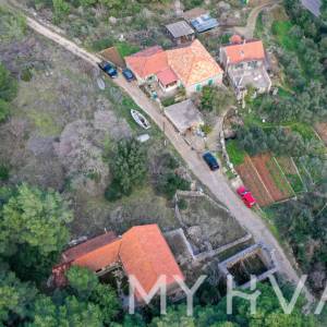 Građevinsko zemljište s kamenom kućicom