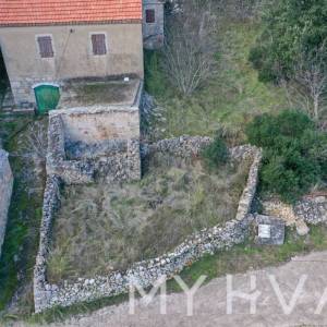 Građevinsko zemljište s kamenom kućicom