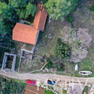 Građevinsko zemljište s kamenom kućicom