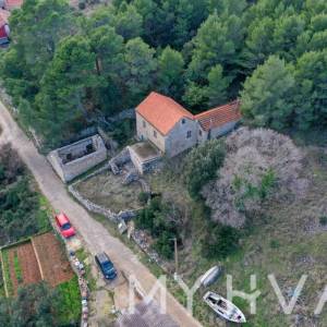 Građevinsko zemljište s kamenom kućicom