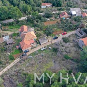 Građevinsko zemljište s kamenom kućicom