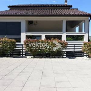 Grižane, moderna kuća s vanjskim i unutarnjim bazenom