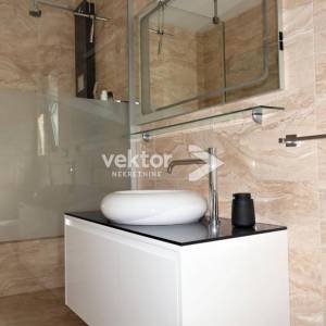 Grižane, moderna kuća s vanjskim i unutarnjim bazenom