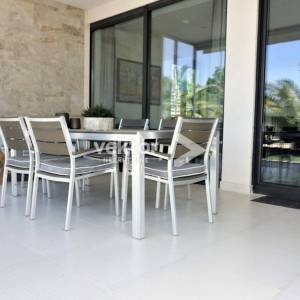 Grižane, moderna kuća s vanjskim i unutarnjim bazenom