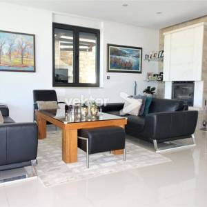 Grižane, moderna kuća s vanjskim i unutarnjim bazenom