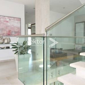 Grižane, moderna kuća s vanjskim i unutarnjim bazenom